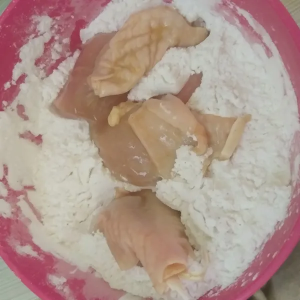 Campur semua bahan tepung dan aduk rata. Gulingkan ayam di adonan tepung sampai semua terbalur rata.