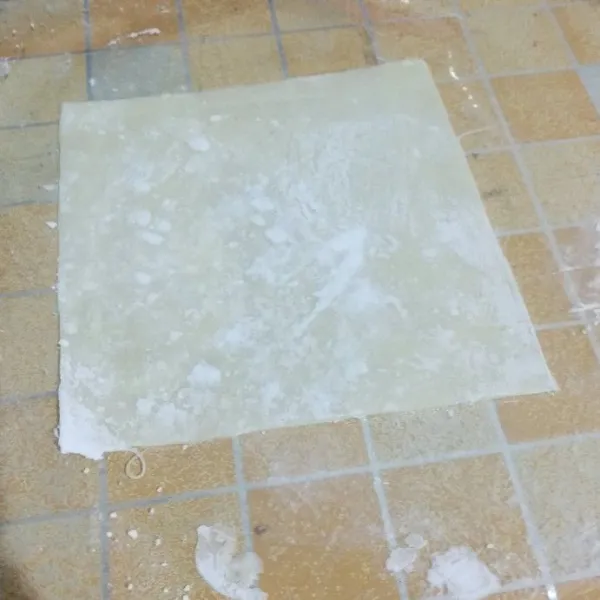 Gilas adonan sampai pipih beri tepung tapioka agar tidak menempel, lalu potong 8 x 8 cm.
