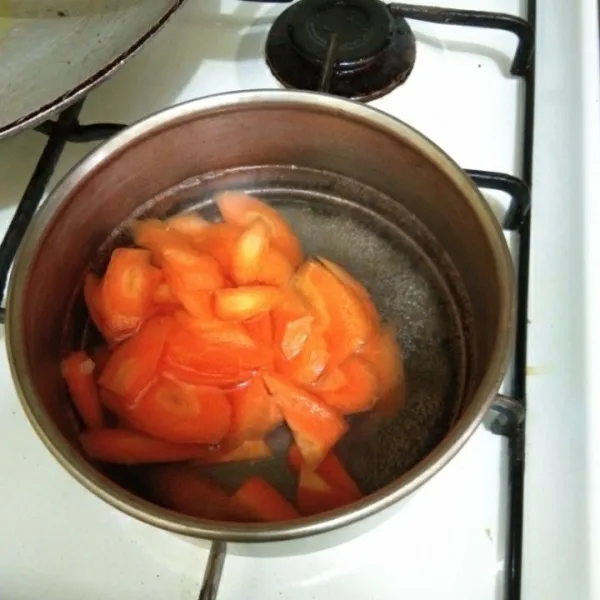 Rebus wortel hingga setengah matang, lalu sisihkan.