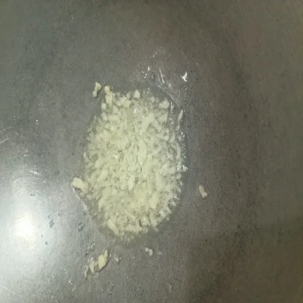 Tumis bawang putih hingga harum.