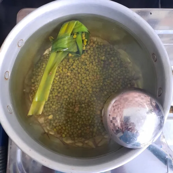 Rebus kacang hijau dengan daun pandan hingga lunak.