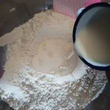 Masukkan bahan kering (kecuali butter margarin dan garam), campur jadi satu. Kemudian perlahan masukkan susu cair dingin, punya saya sedikit ditambahkan ya sekitar 10 ml. Uleni menjadi setengah kalis.