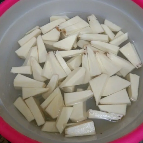 Kupas sukun, potong-potong sesuai selera, lalu bilas dan tiriskan.