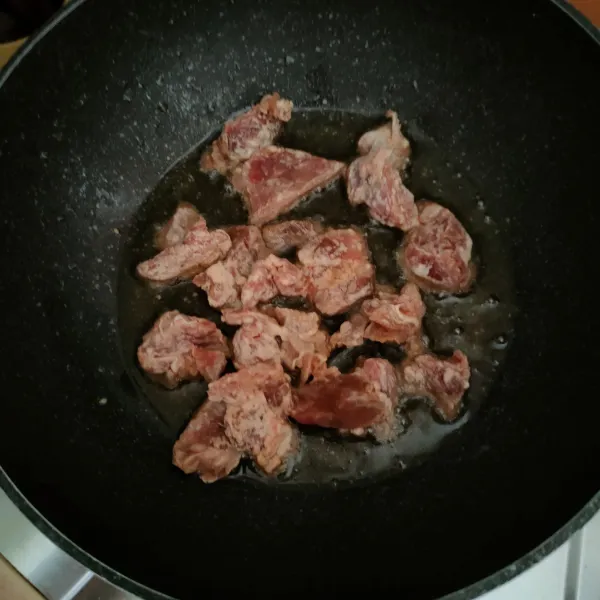 Goreng daging sapi hingga setengah garing, tiriskan.