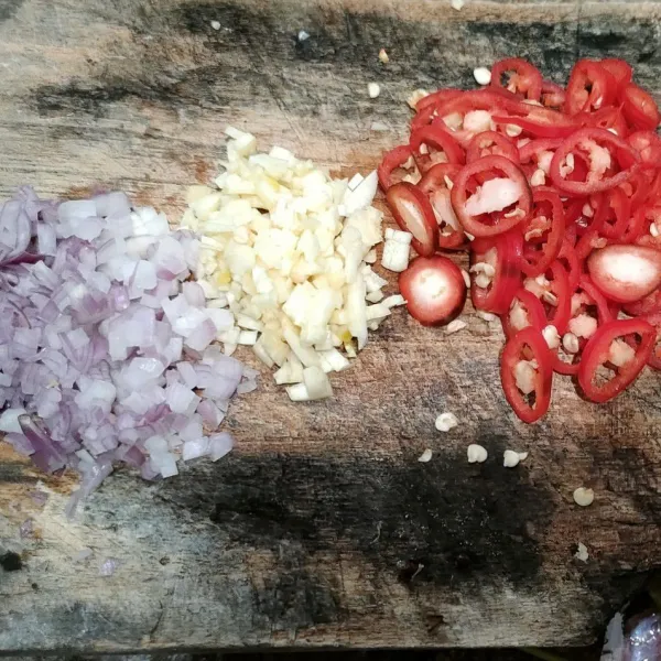 Rajang bawang merah, bawang putih, dan cabai.