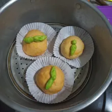 Panaskan kukusan, kukus selama 8 menit.