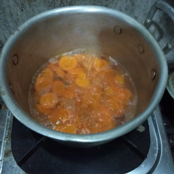 Rebus wortel, jika dirasa cukup empuk, angkat dan tiriskan.