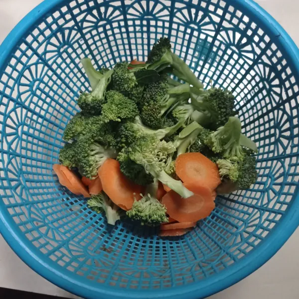Potong brokoli dan wortel sesuai selera, cuci sampai benar-benar bersih, tiriskan.
