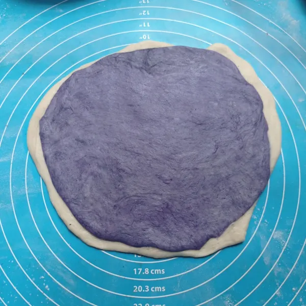 Ambil adonan putih gilas sampai ketebalan 1/2 cm, lalu taruh adonan ungu diatas adonan putih gilas lagi sampai sama dengan adonan putih.