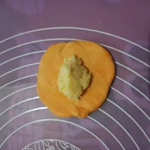 Ambil adonan, pipihkan, lalu beri isian sesuai selera.