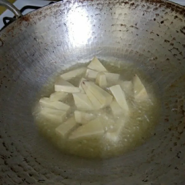 Goreng sukun hingga kecokelatan, lalu tiriskan.
