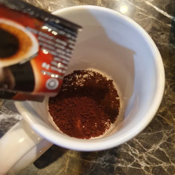 Seduh kopi menggunakan air panas dan gula, aduk lalu sisihkan.