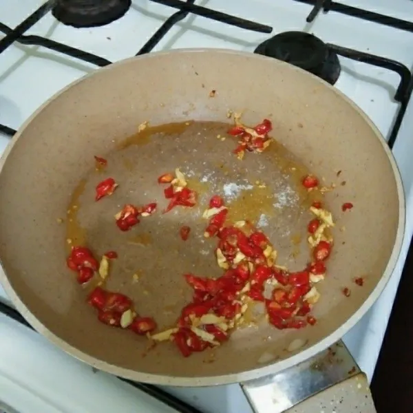 Tambahkan garam, gula pasir, dan sedikit air. Masak hingga berkaramel.
