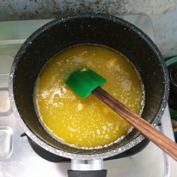 Campur air, margarin, gula pasir dan garam. Rebus sampai margarin mencair.