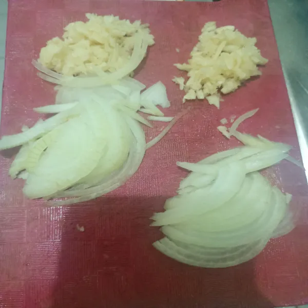Siapkan bawang bombay yang telah dipotong dan bawang putih cincang.