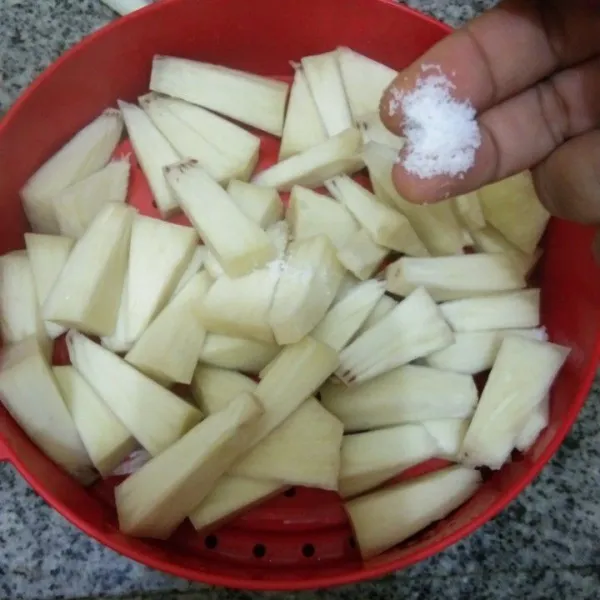 Tambahkan garam dan kaldu jamur, lalu aduk rata.