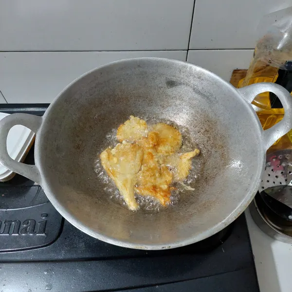 Siapkan minyak goreng, masukkan jamur yang sudah dilumuri tepung sampai matang kecoklatan.