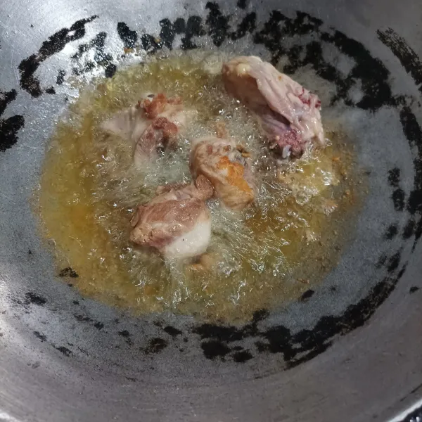 Cuci bersih ayam, lalu beri sedikit garam, lada aduk sampai rata. Biarkan selama 15 menit lalu goreng dengan minyak panas sampai 1/2 matang.
