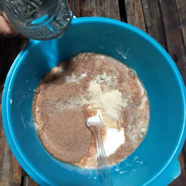 Tambahkan bubuk kopi, agar-agar bubuk dan air, aduk hingga rata.