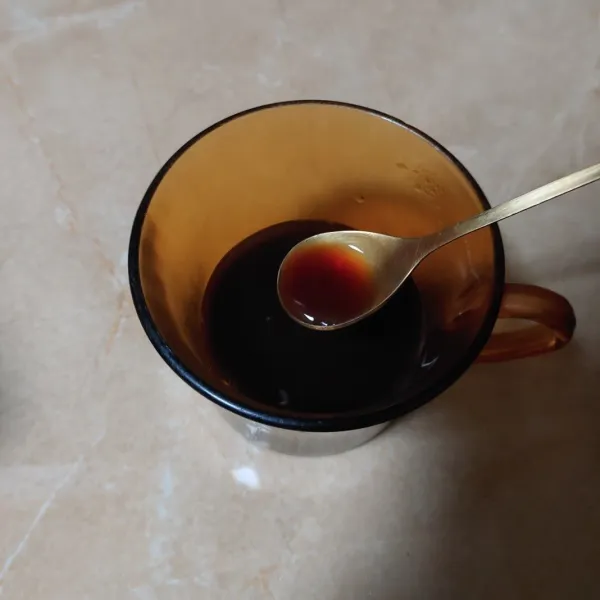 Seduh kopi dengan air panas aduk hingga kopi larut dan sisihkan.