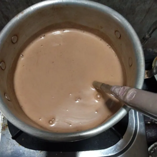 Masak dengan api sedang sambil terus di aduk hingga mendidih lalu matikan api.