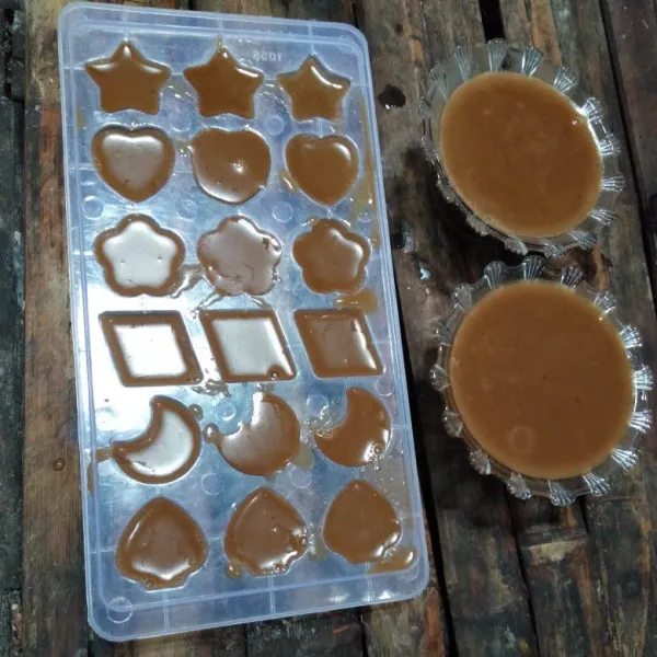 Biarkan uap hilang, kemudian tuang ke dalam cetakan, tunggu hingga dingin suhu ruang, kemudian masukkan dalam kulkas tunggu hingga dingin. Siap disajikan.