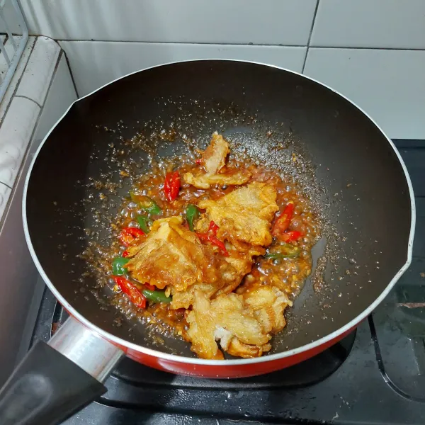 Masukkan jamur crispy, aduk rata dan sajikan.