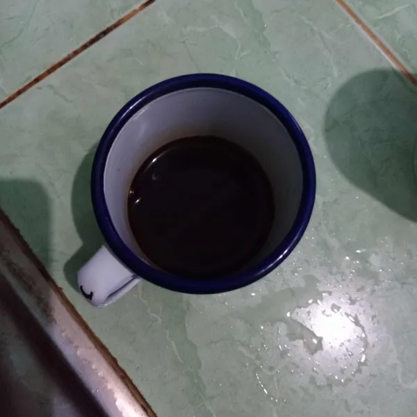 Seduh kopi dengan 50 ml air panas.