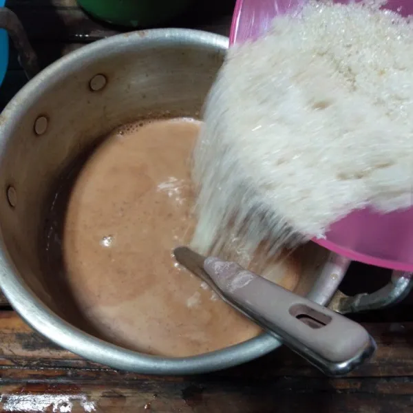 Pindahkan adonan ke dalam panci, tambahkan gula pasir.
