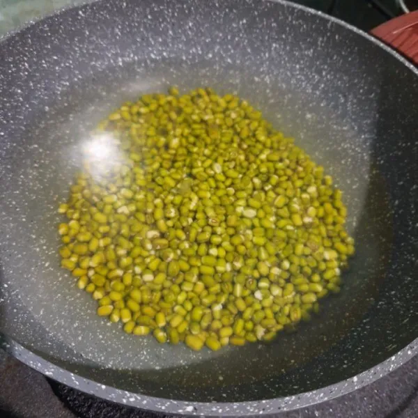 Cuci bersih kacang hijau, lalu semalam. Setelah itu rebus kacang hijau dengan metode 5-30-7 sampai empuk.