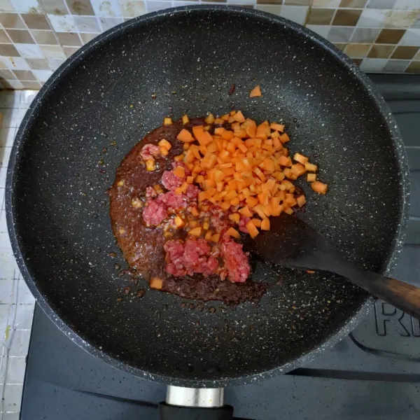 Panaskan wajan beri sedikit minyak,lalu tumis bumbu rawon sebentar saja. kemudian masukan daging giling dan irisan wortel aduk hingga merata lalu tuang air biarkan sampai mendidih dan wortel empuk.