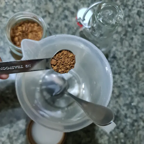 Masukkan kopi ke dalam air.