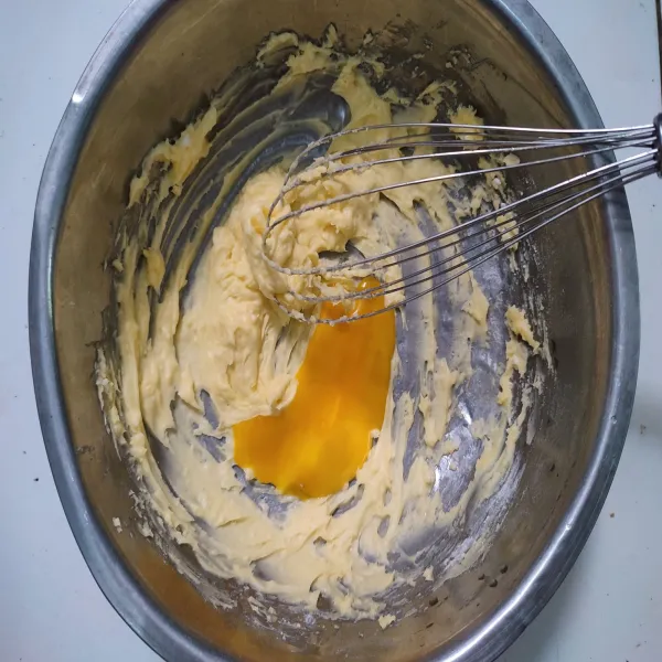 Kemudian masukkan kuning telur. Aduk rata.
