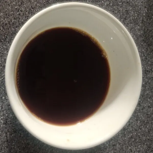 Larutkan kopi dengan air panas