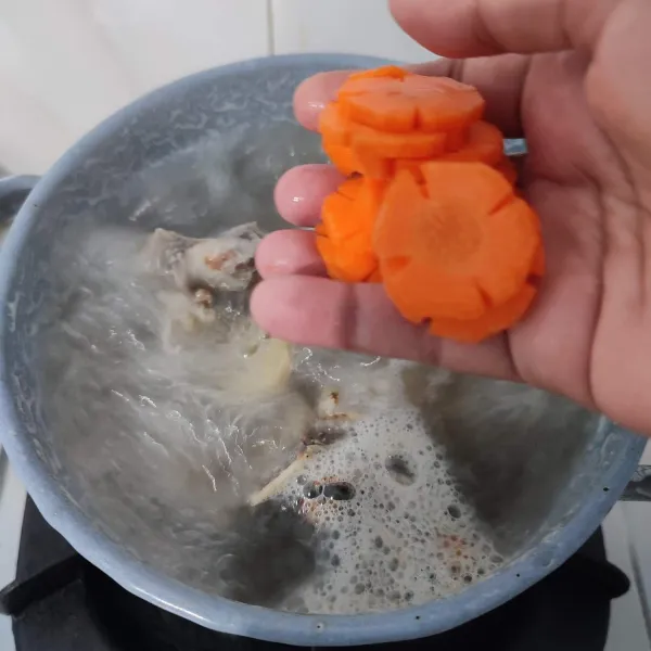 Masukkan potongan wortel, rebus hingga setengah empuk. Masukkan kentang, rebus hingga kentang dan wortel empuk.