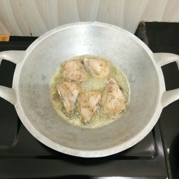 Kemudian goreng ayam dalam minyak panas hingga matang, lalu angkat dan tiriskan.