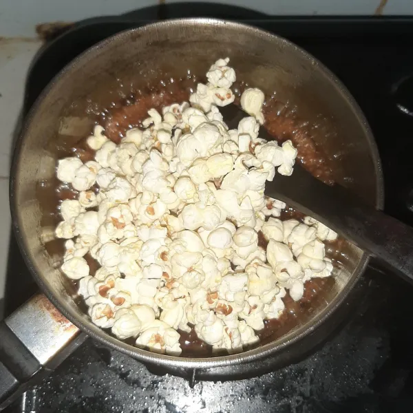 Masukkan popcorn dan aduk rata.