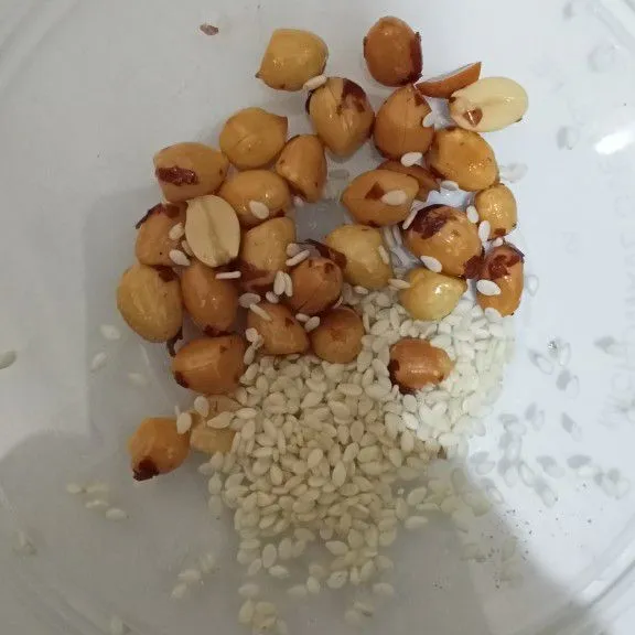 Kacang tanah goreng melambangkan rumah tangga yang dipenuhi emas dan perak. Wijen melambangkan sebuah bisnis yg tumbuh subur.