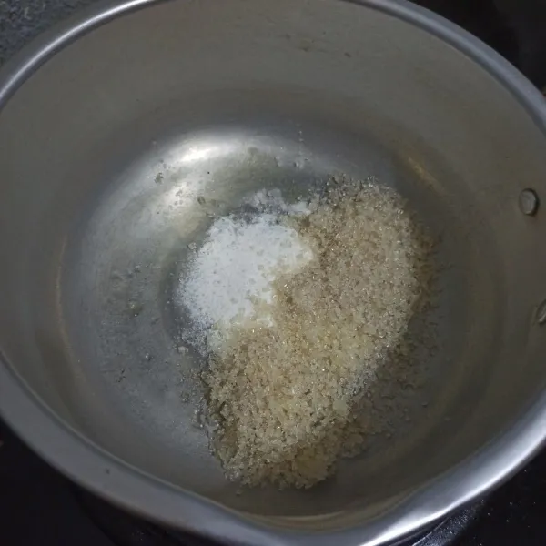 Tuang gula pasir, garam, bubuk agar-agar ke dalam panci. Beri susu. Bagi menjadi 2.