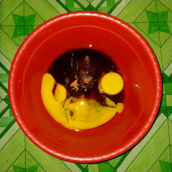 campur telur, brown sugar, garam, vanili hingga berbusa