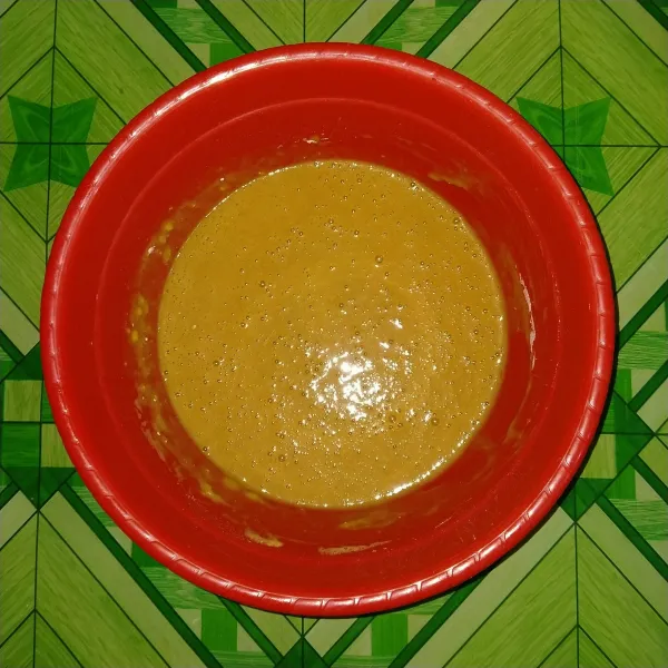 setelah itu masukkan susu dan minyak sayur aduk rata tutup dengan kain biarkan 1-2 jam