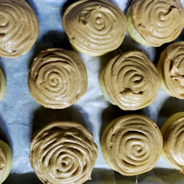 Kemudian panggang dalam suhu 175 derajat Celcius selama 25 menit atau sesuaikan dengan oven masing-masing. Coffee bun isi coklat siap dinikmati.