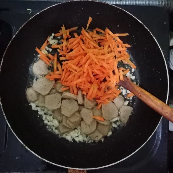 Masukkan baso dan wortel, aduk rata, masak hingga baso matang