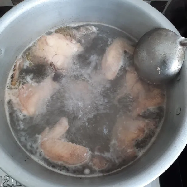 Rebus ayam hingga empuk dan buang buih kotorannya.