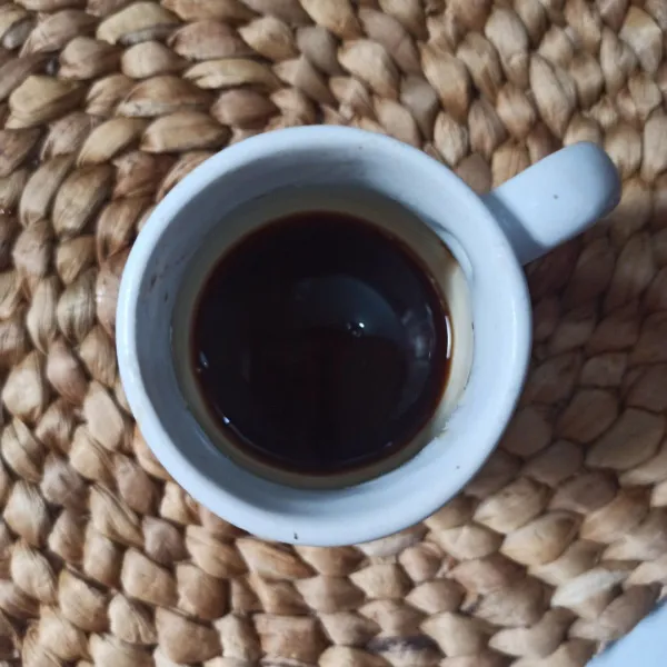 Siapkan ekstrak kopi. Jika belum buat, seduh kopi dengan air panas.