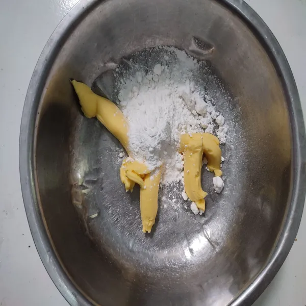 Kocok dengan whisk butter, margarin dan gula halus.