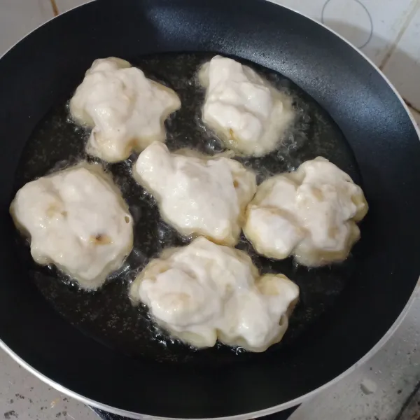 Ambil adonan 1 sendok, lalu goreng dalam minyak panas. Jika bagian bawah sudah matang segera dibalik.