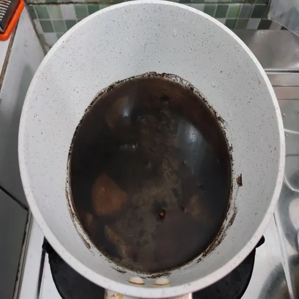 Rebus air bersama jahe, dan kopi, rebus hingga mendidih dan wangi.