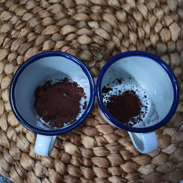Tuang kopi dan bubuk cokelat di wadah yang berbeda