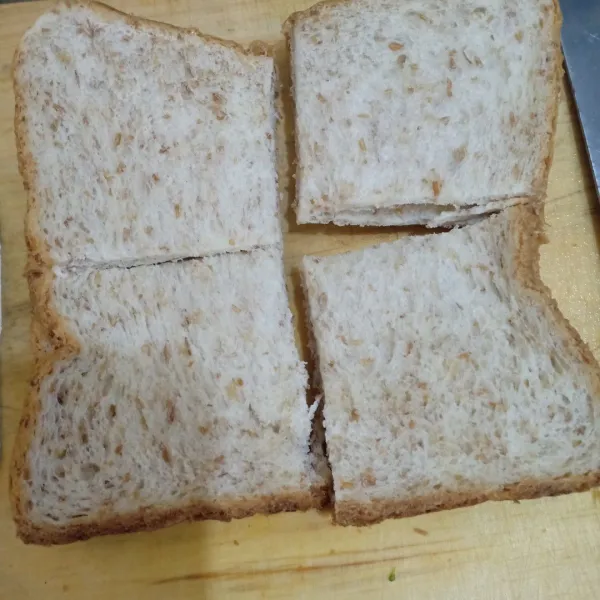 Potong roti jadi 4 bagian.